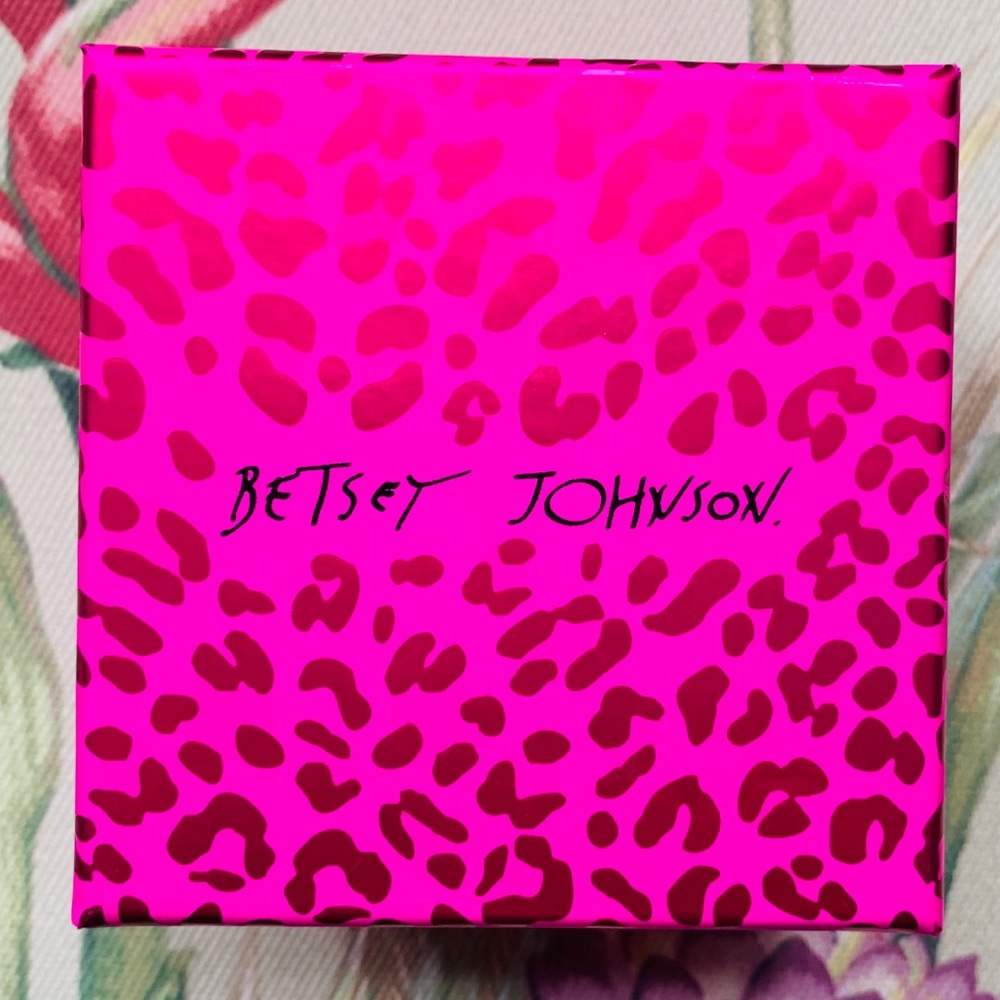 Betsey Johnson 🐝 bee Gold earrings NWT - Picture 4 of 4